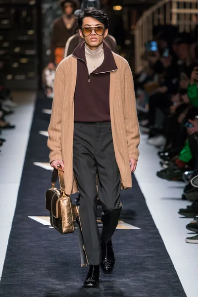 Look 18